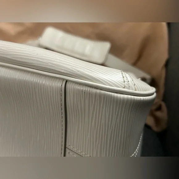 SOLD This is a gorgeous, authentic Louis Vuitton. Feel free to send offers. - Picture 9 of 16